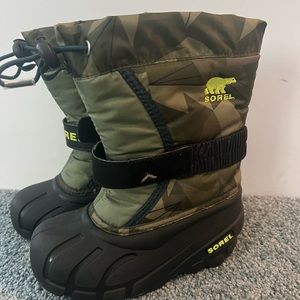 Sorel Flurry Camouflage Winter Snow Boots Kids Size 10 Green Black